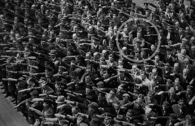 August Landmesser protesterar mot nazisterna. Den enda som inte hller upp handen.
