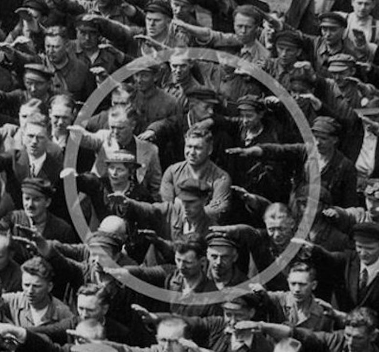 August Landmesser protesterar mot nazisterna och r den enda som inte hller upp handen.