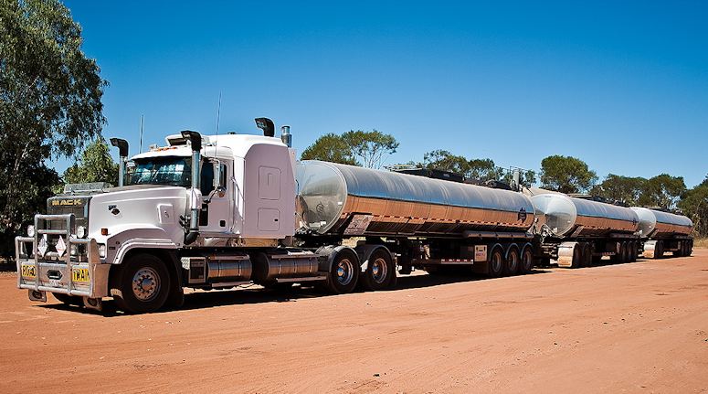 Road train (vgtg) med tre trailers i Australien.