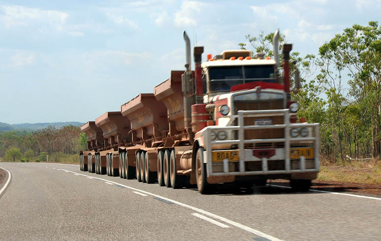 Road train (vgtg) med fyra trailers i Australien.