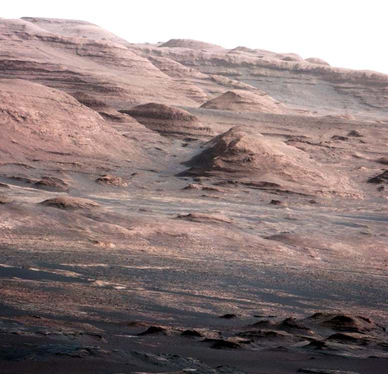 Curiositys fotografi av Mount Sharp (Aeolis Mons) p Mars.