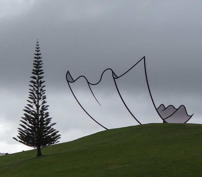 Gigantiskt surrealistiskt konstverk i landskapet p Gibbs Farm p Nya Zeeland.