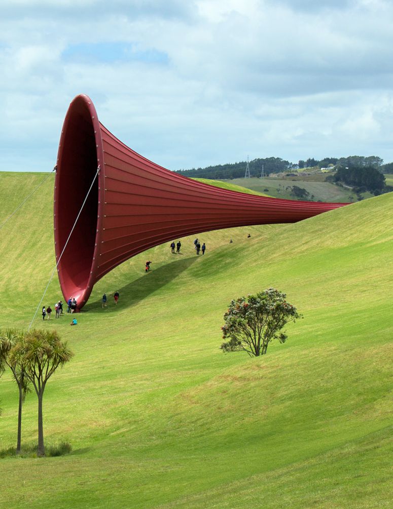Gigantiskt surrealistiskt konstverk i landskapet p Gibbs Farm p Nya Zeeland.