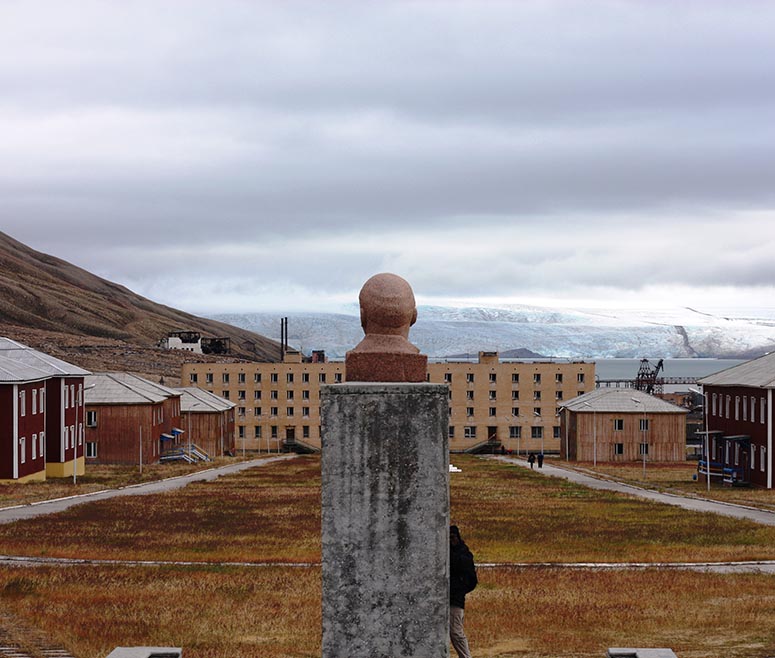 Vrldens nordligaste byst av Lenin blickar ut ver Pyramiden p Svalbard.
