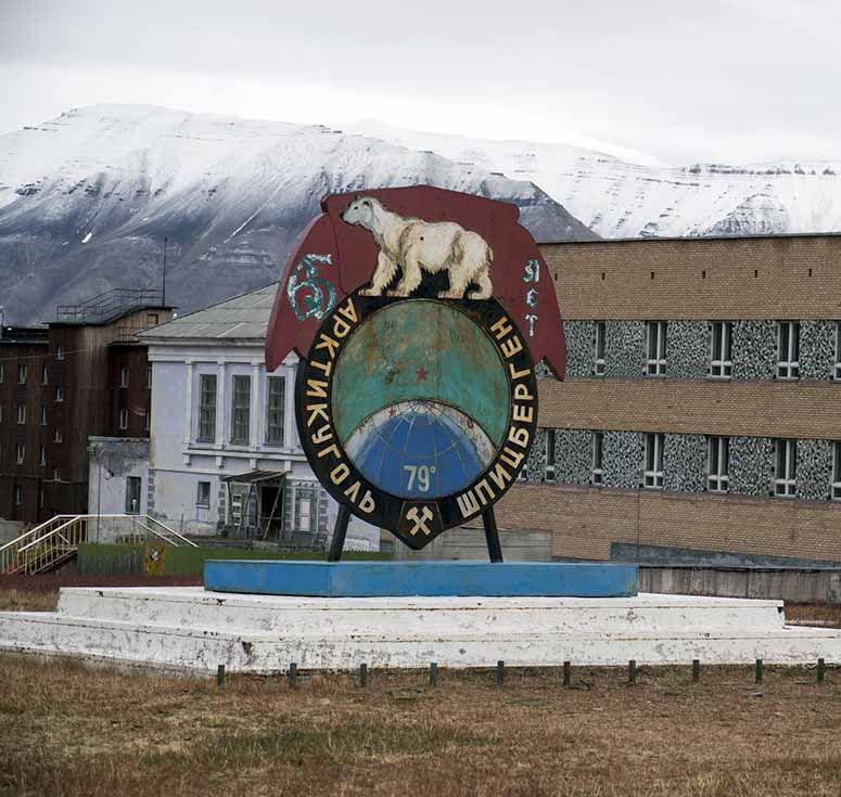 Gruvbolaget Arktikugols skylt i Pyramiden p Svalbard.