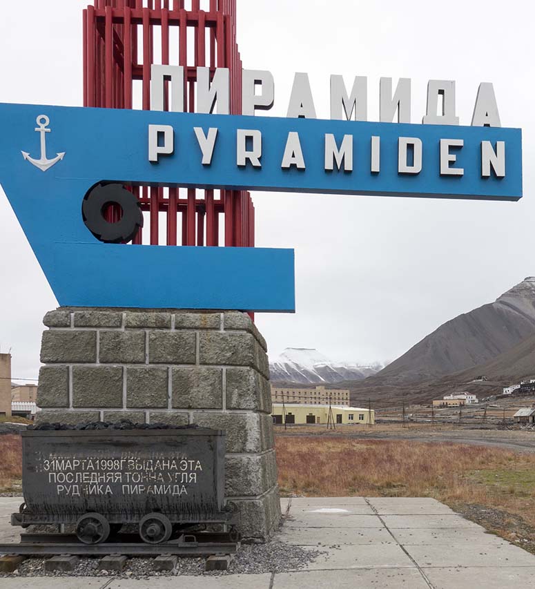 Den vergivna gruvstaden Pyramiden p Svalbard.
