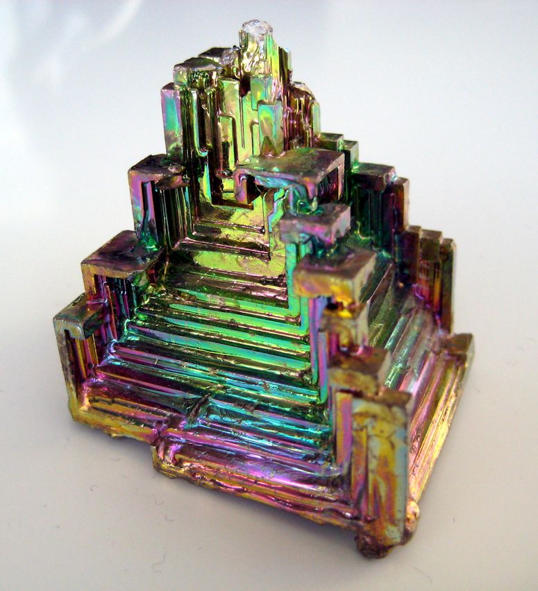 Metallen vismut, en kristall med frger som en regnbge