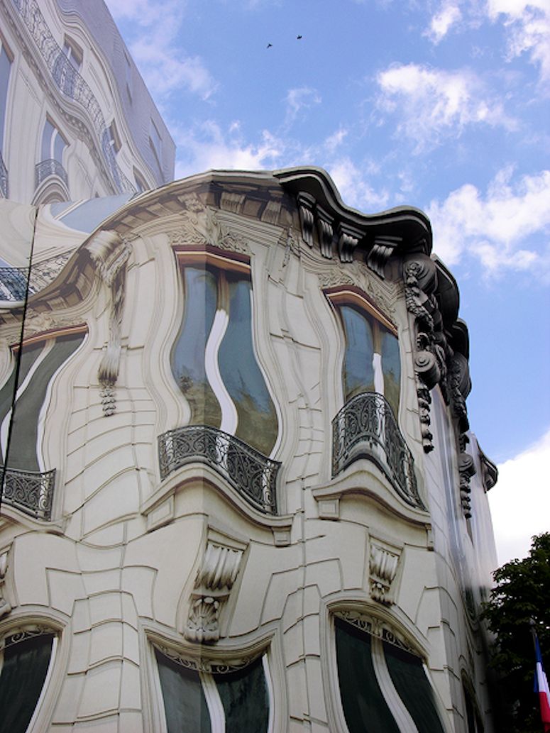 Surrealistisk tckning av fasaden vid renovering i Paris.