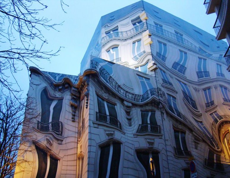 Surrealistisk tckning av fasaden vid renovering i Paris.