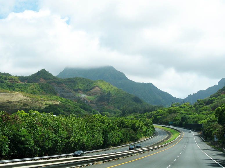 Den vackra motorvgen Interstate H-3, ven kallad John A. Burns Freeway, p Oahu, Hawaii.
