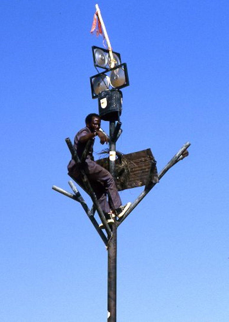 Metallskulpturen som fick erstta vrldens ensammaste trd - Arbre du Tnr i Saharaknen.