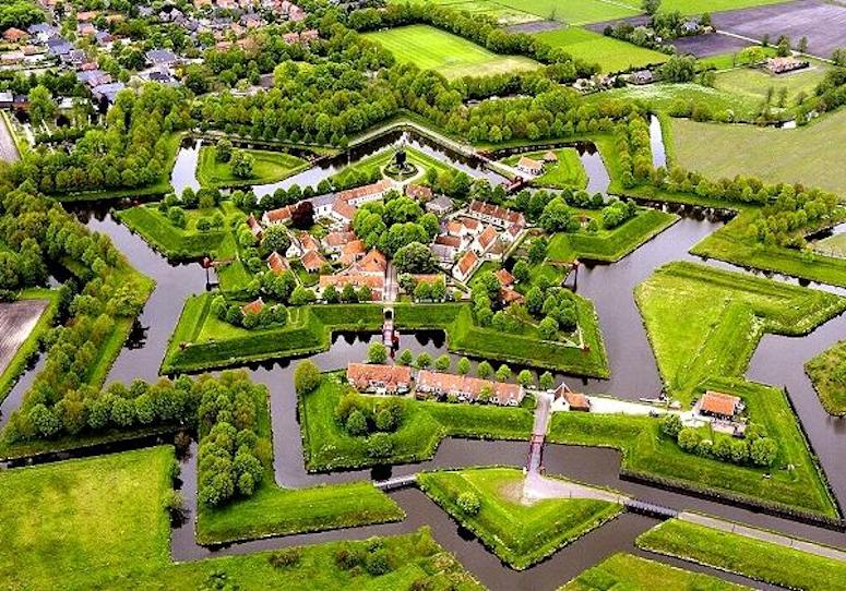 Fortet/fstningen Bourtange i Nederlnderna ser ut som en stjrna tack vare bastionerna.