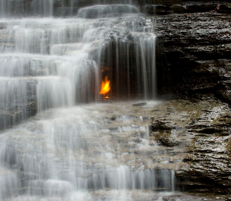 Eternal Flame Falls - vattenfall med brinnande flamma i staten New York.