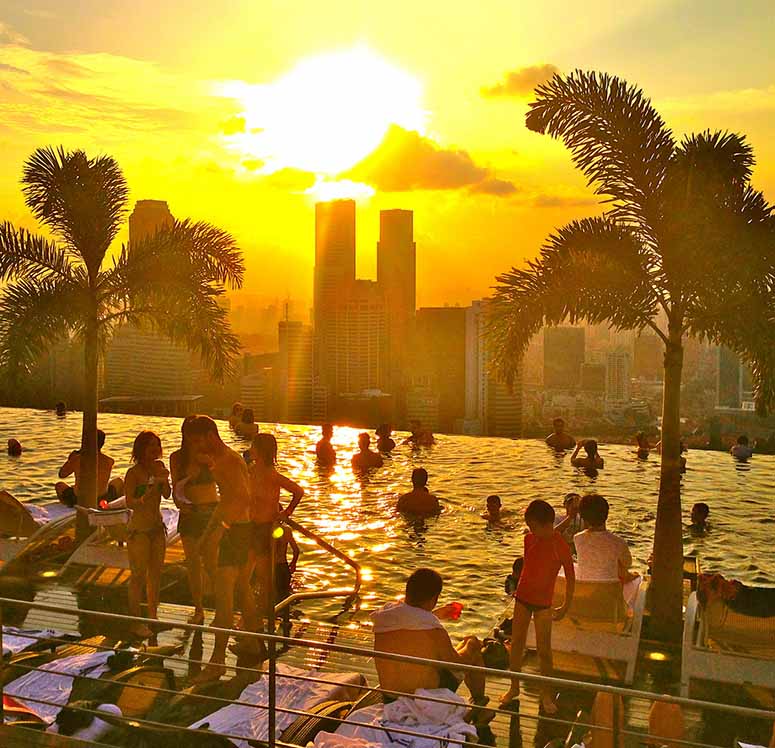 Marina Bay Sands pool p taket i solnedgng.
