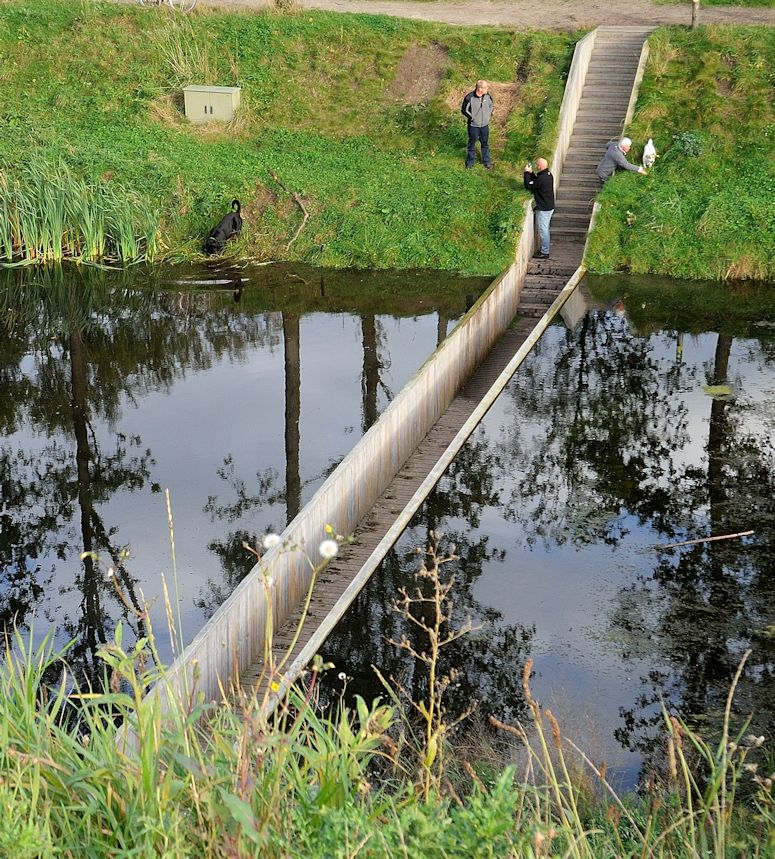 Moses bridge - gngvg genom vattnet i Nederlnderna.