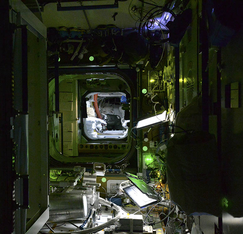 Internationella rymdstationen (ISS) p natten.