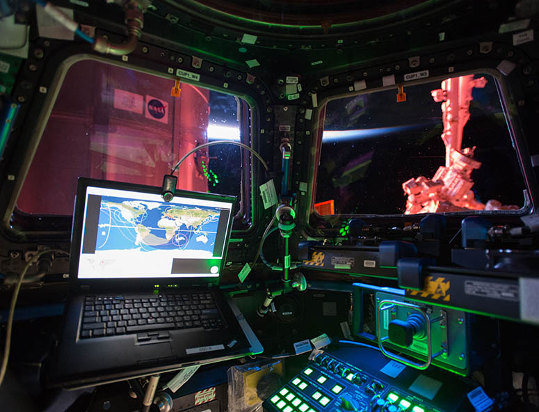 En astronaut p Internationella rymdstationen (ISS) p natten.
