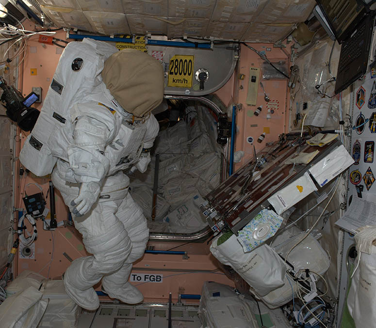 Rymddrkt p Internationella rymdstationen (ISS) p natten.