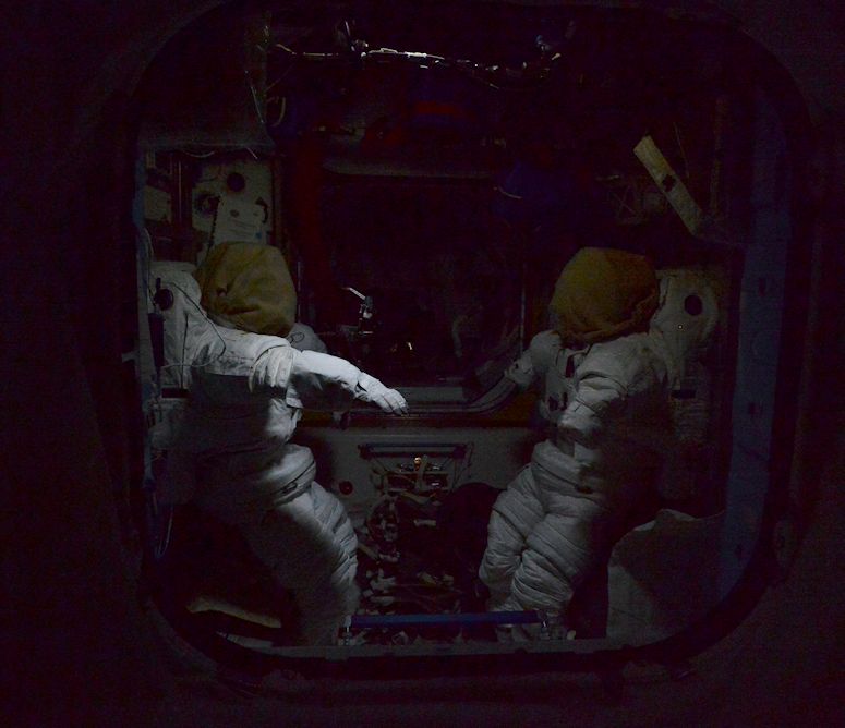 Rymddrkter p Internationella rymdstationen (ISS) p natten.