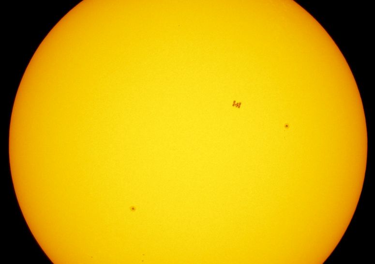 Internationella rymdstationen (ISS) och Atlantis passerar framfr solen sett frn jorden.