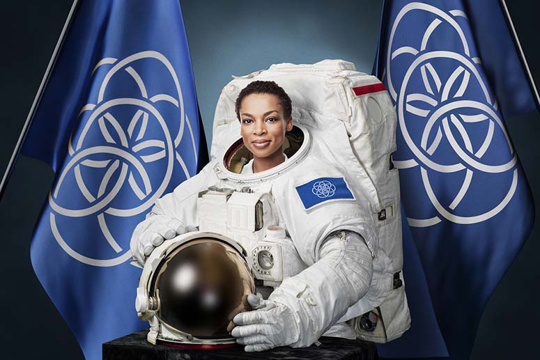 Jordens flagga av Oskar Pernefeldt p en astronaut