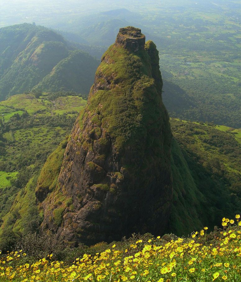 Kalavantin Durg i Indien - ett fort p toppen av en hg klippa.