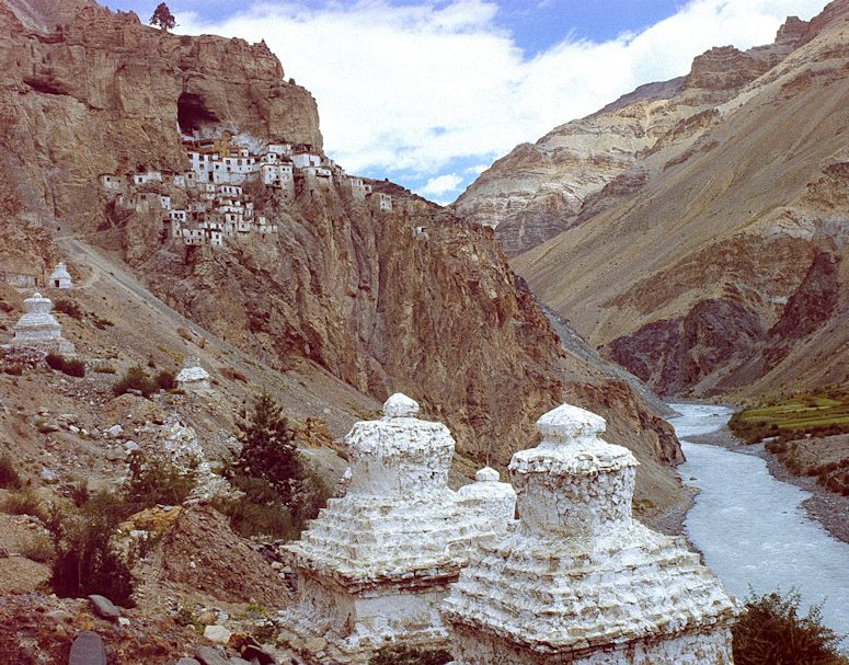 Det spektakulra klostret Phugtal Gompa i Indien, inbyggt i en bergsvgg.
