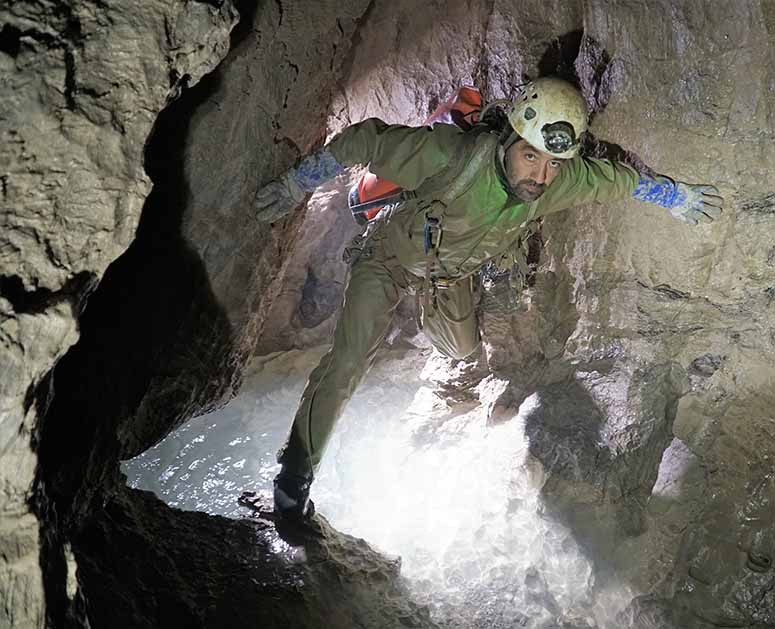 Inuti vrldens djupaste grotta Veryovkinagrottan