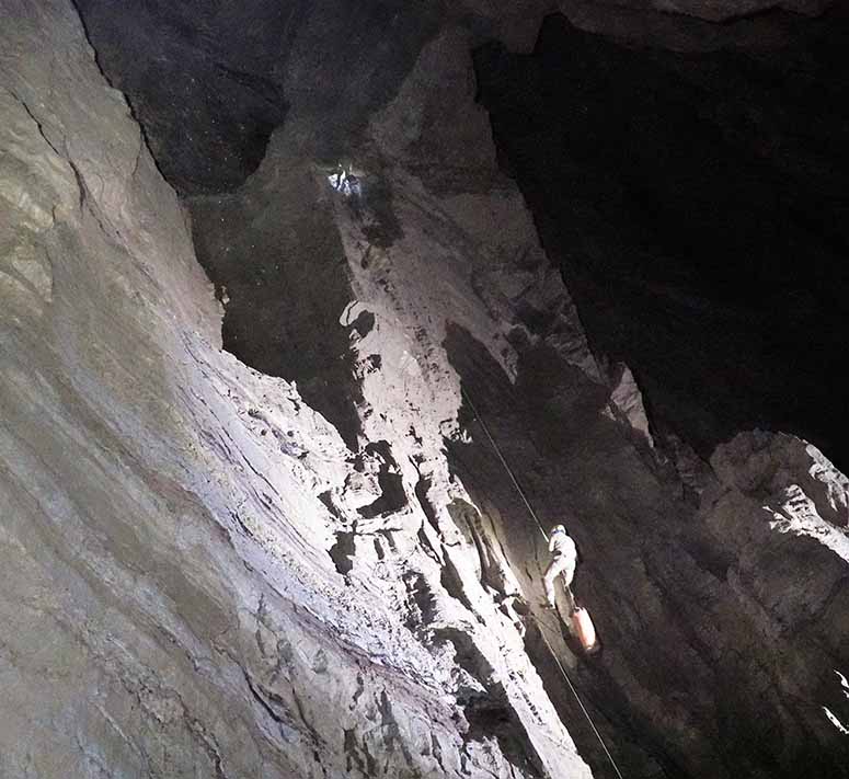 Inuti vrldens djupaste grotta Veryovkinagrottan