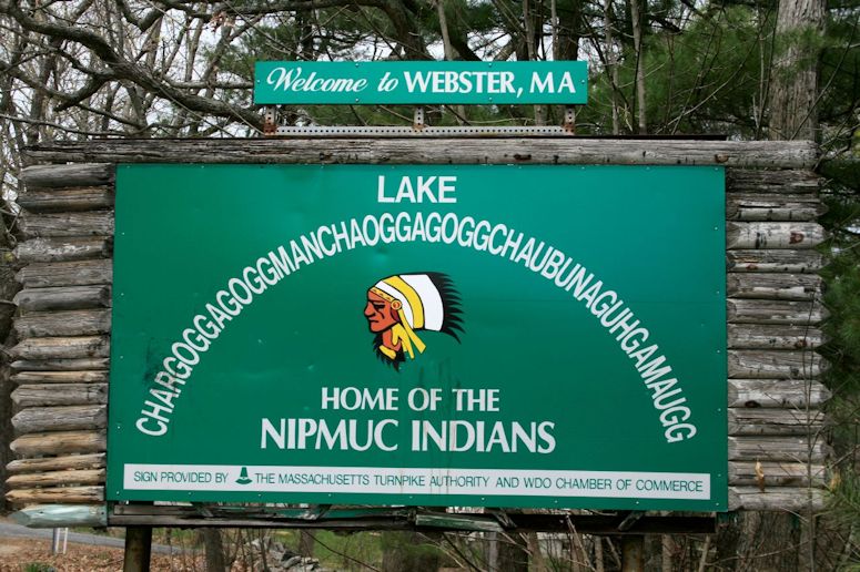 Skylt med Lake Chargoggagoggmanchauggagoggchaubunagungamaugg - sj med vldigt lngt namn vid Webster i Massachusetts, USA.