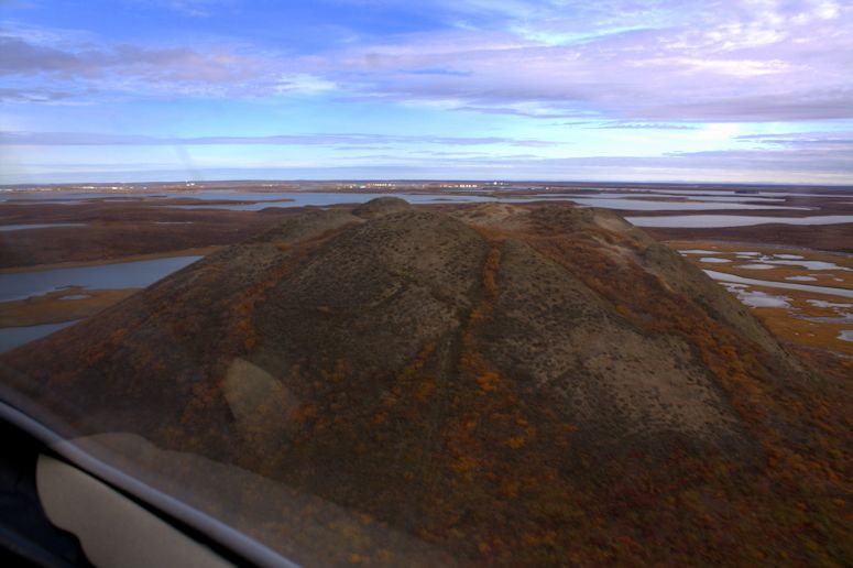 Pingo i Kanada - en kulle av is tckt av jord.