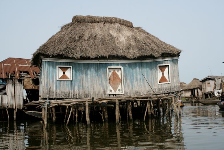 Ganvie i Benin i Afrika - en stad som ligger mitt i en sj, med hus p styltor.