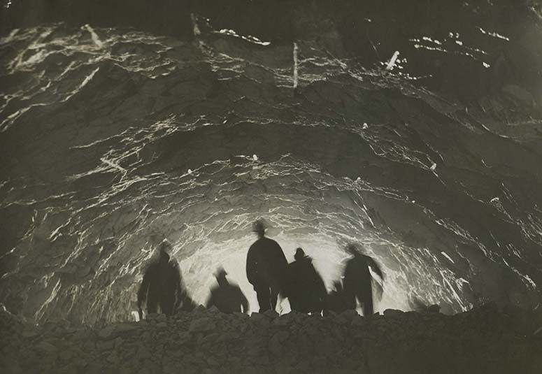 Borgarrd och kommunfullmktige premirpromenerar genom Katarinatunneln 1933.