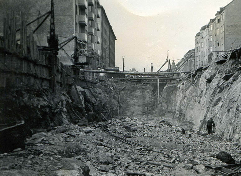 Grvning av bergsschaktet fr tunnelbanestation Ringvgen (nuvarande Skanstull) r 1932.