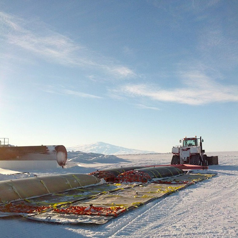 En brnsleblsa fylls infr en travers till sydpolen p McMurdo-South Pole Highway.
