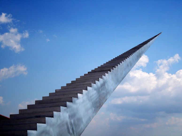 Diminish and ascend p Bondi Beach - en skulptur som ser ut som en trappa till himlen.
