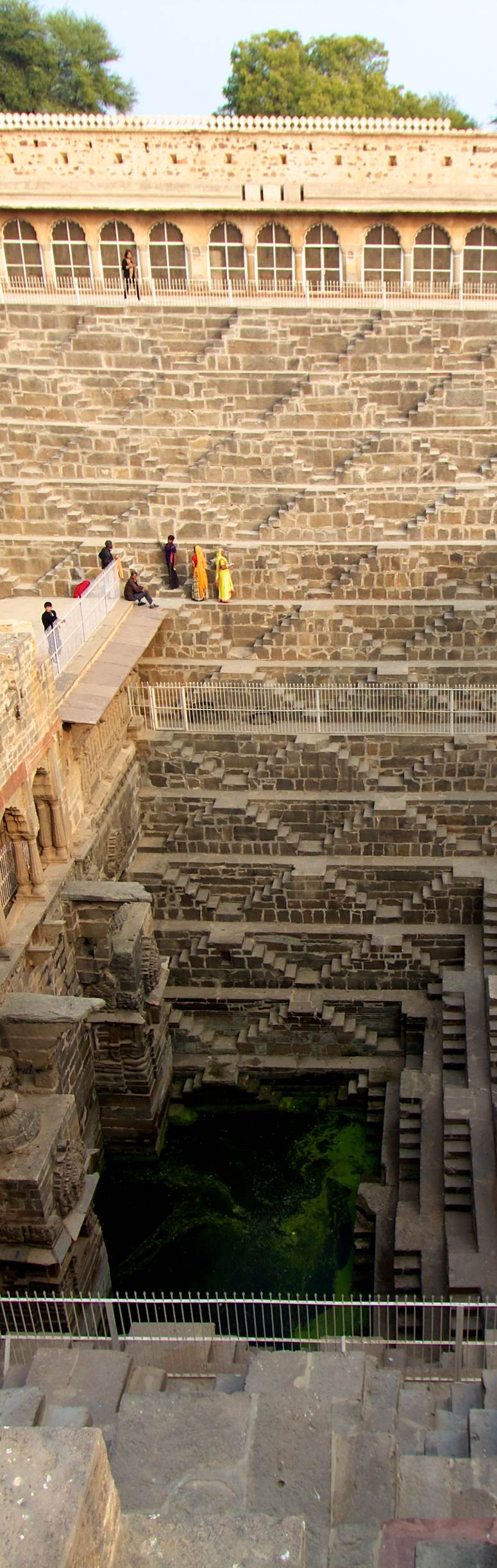 Trappbrunn Chand Baori - massor av trappor i Indien.