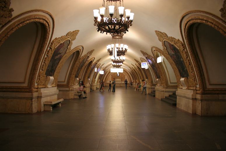 Vackra Kiyevskaya station i tunnelbanan i Moskva, med kristallkronor och vggmlningar.