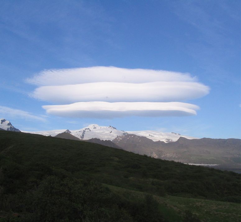 Lenticularis (ven kallat linsmoln eller UFO-moln) ovanfr bergstopp.