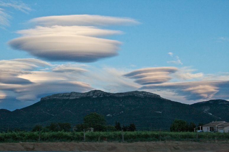 Lenticularis (ven kallat linsmoln eller UFO-moln) ovanfr bergstopp.