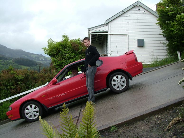 Bil parkerad p vrldens brantaste gata Baldwin Street i Nya Zeeland.