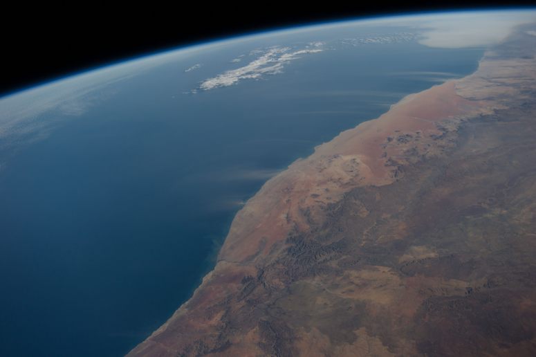 Vrldens lngsta sandstrand - Namibknens kust mot Atlanten, sett frn rymden