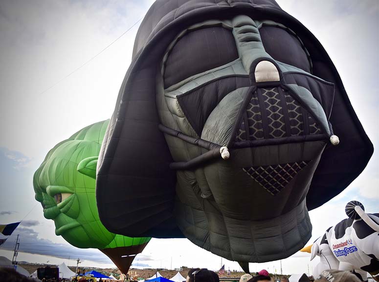 Luftballonger som ser ut som Darth Vader och Yoda