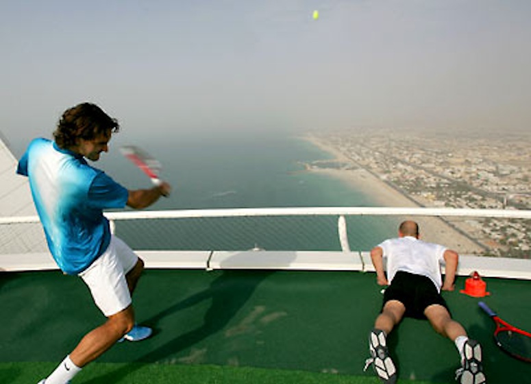Federer och Agassi p tennisbana p tak i Dubai