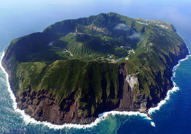 Aogashima i Japan - vulkann dr man bor i kratern.