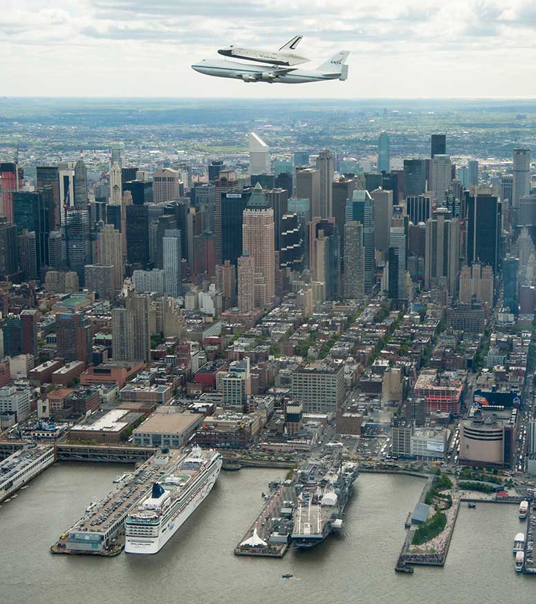 Rymdfrjan Enterprise flyger p ryggen av ett 747 ver New York