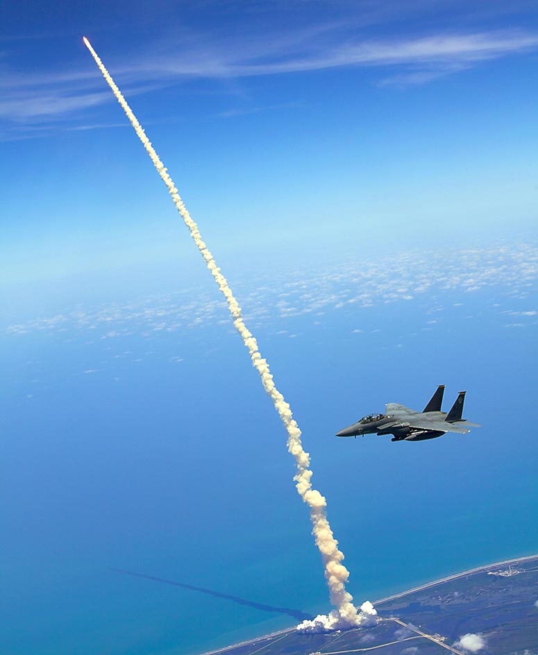 Foto frn ett F-15 flygplan nr rymdfrjan Atlantis skjurts upp