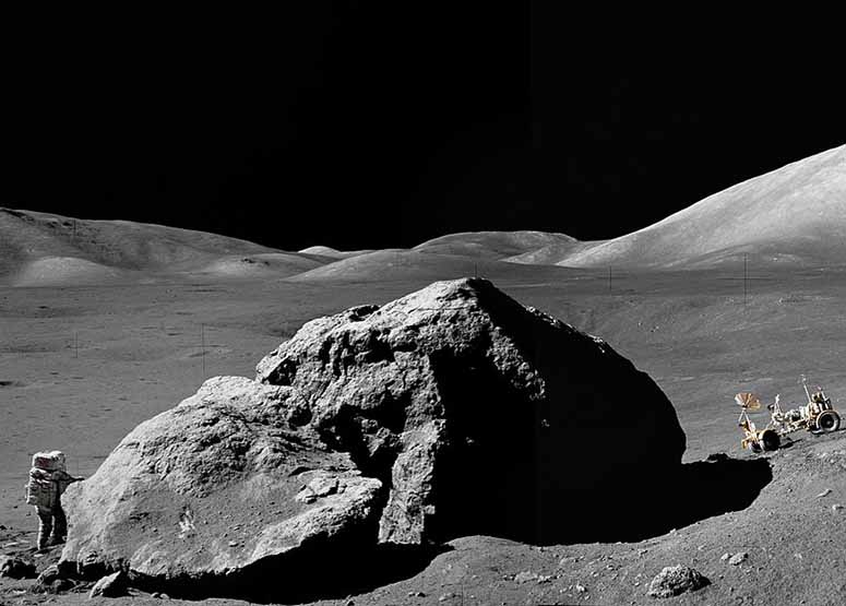 Astronaut Harrison Schmitt bredvid ett stort stenblock p mnen