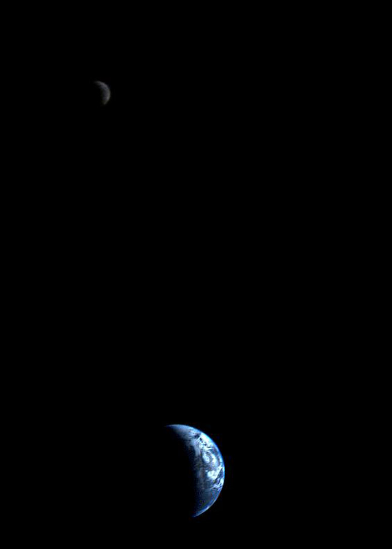 Frsta bilden av jorden och mnen, tagen av Voyager 1