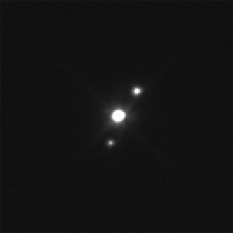 Haumea och dess tv mnar fotade 2015 av Hubbleteleskopet.